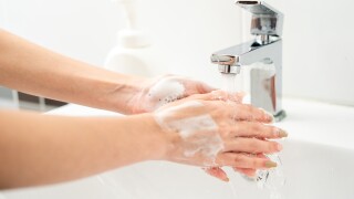 Woman,Hands,Are,Turning,On,The,Faucet,At,Home,And